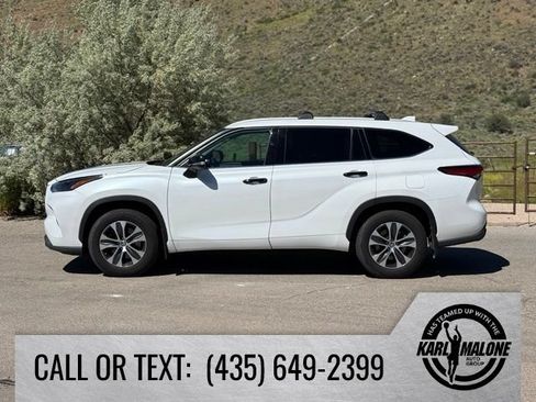 Used 2022 Toyota Highlander XLE AWD/4WD image 2