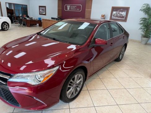 Used 2016 Toyota Camry SE image 3