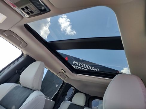 New 2025 Mitsubishi Outlander SE image 3