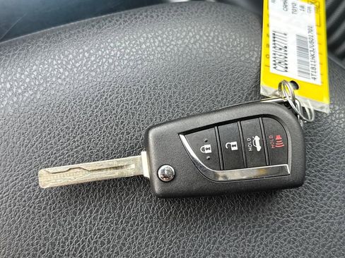 Used 2018 Toyota Camry SE image 28