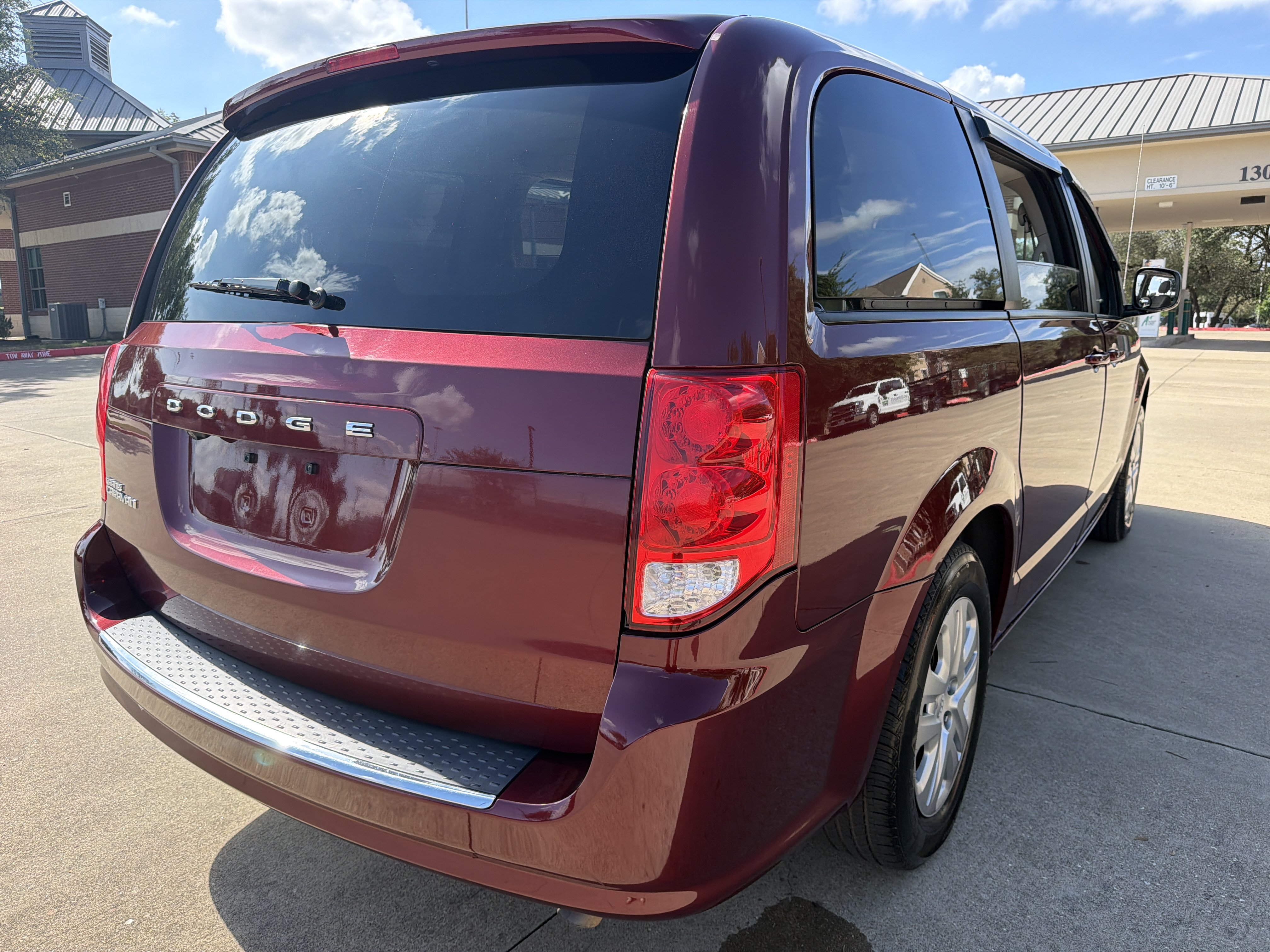 Used 2018 Dodge Grand Caravan SE w/ UConnect Hands-Free Group FWD image 6