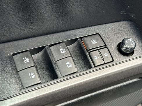 Used 2022 Toyota Tacoma TRD Off-Road AWD/4WD image 17