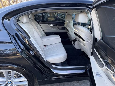 Used 2018 BMW 750i image 26