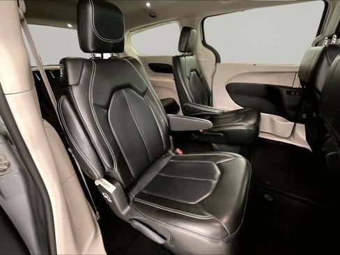 Used 2023 Chrysler Pacifica Touring-L FWD image 20