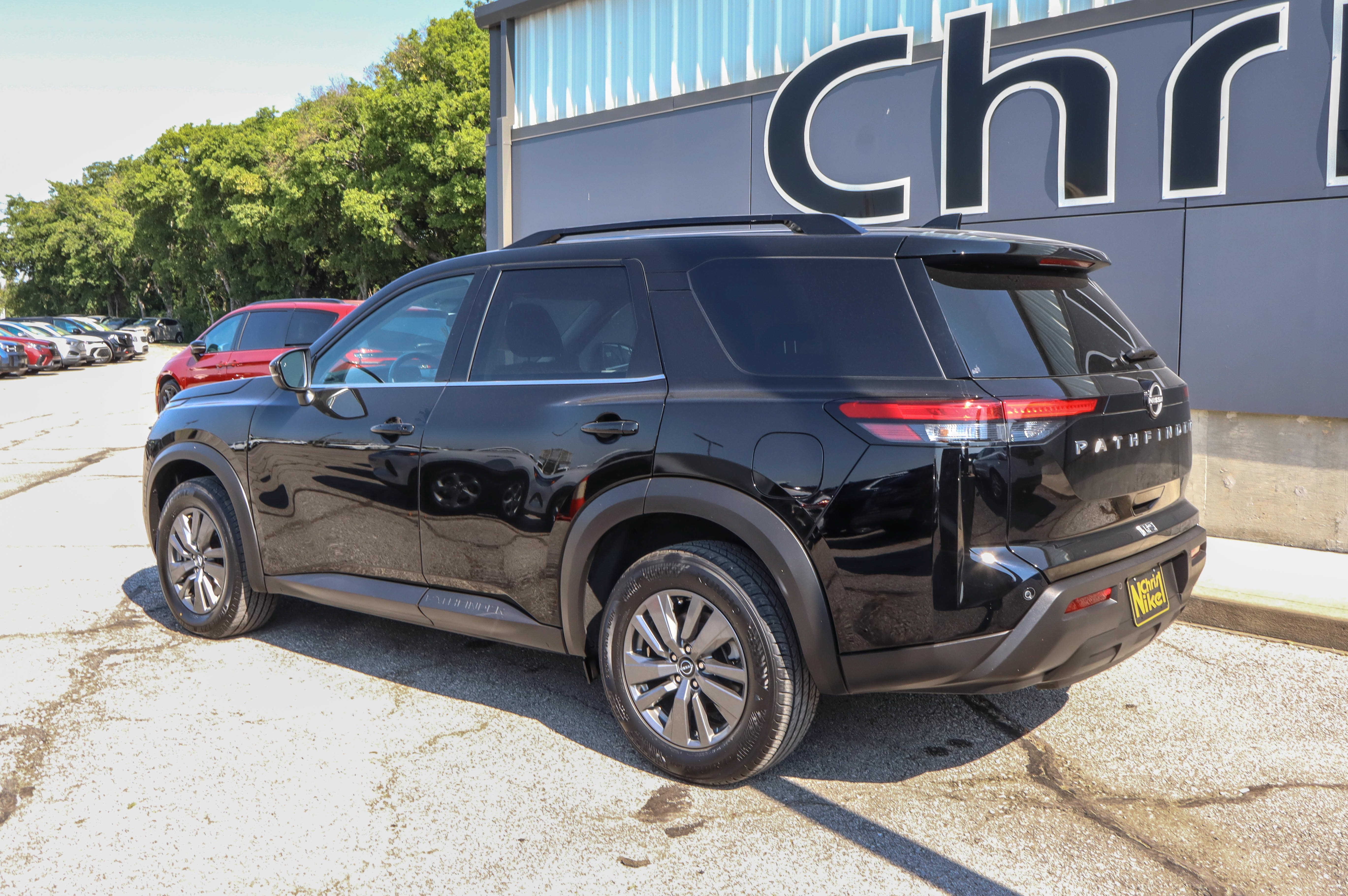 Used 2025 Nissan Pathfinder SV FWD image 6