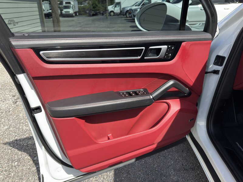 Used 2022 Porsche Cayenne GTS AWD/4WD image 15