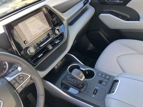 Used 2025 Toyota Highlander LE image 27