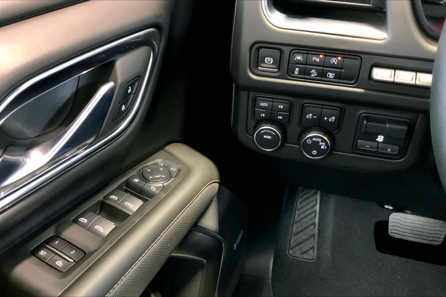 Used 2024 Chevrolet Tahoe Premier AWD/4WD image 35