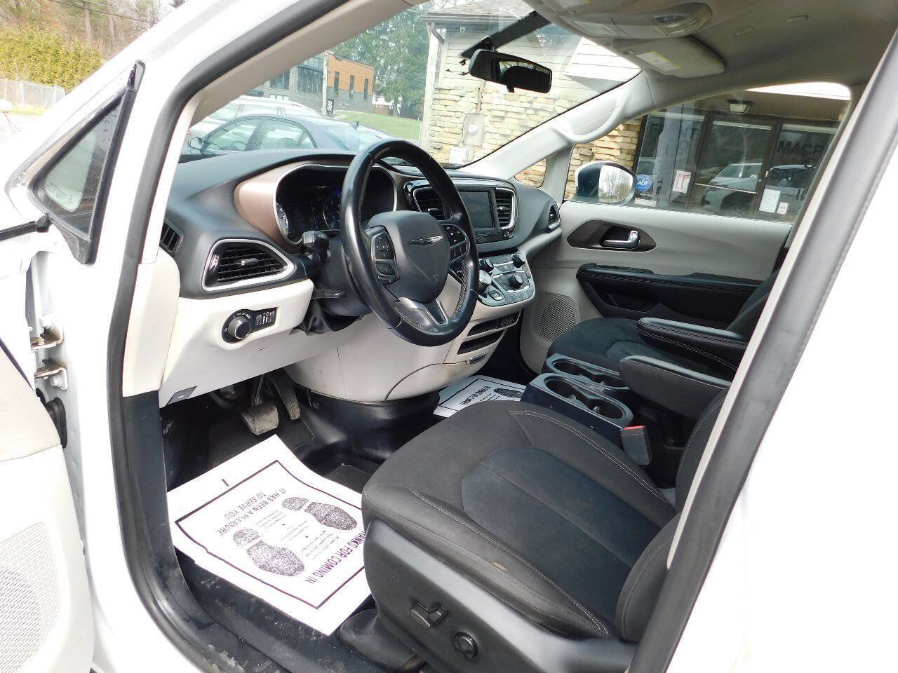 Used 2022 Chrysler Voyager LX FWD image 27