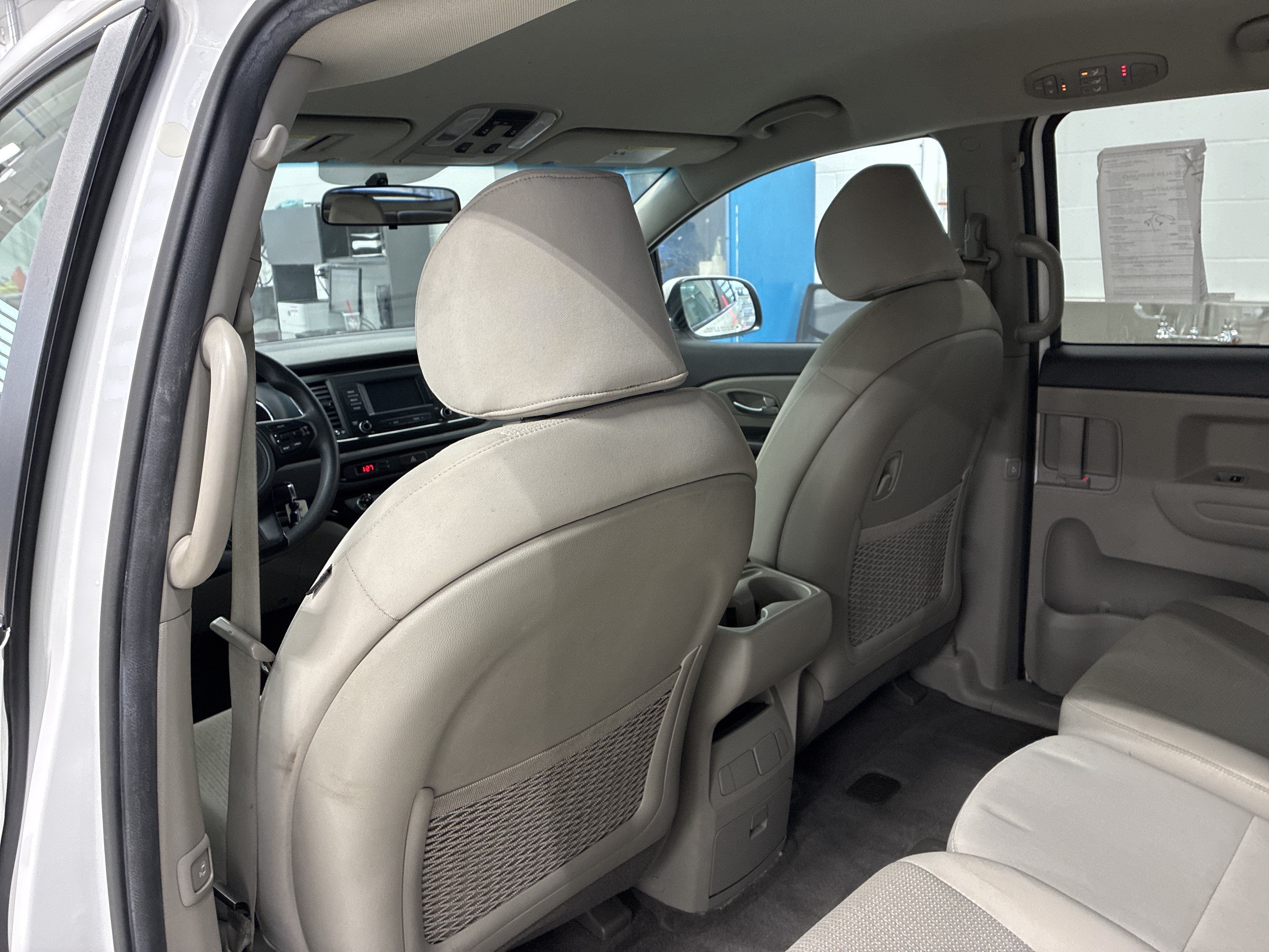 Used 2018 Kia Sedona LX FWD image 16