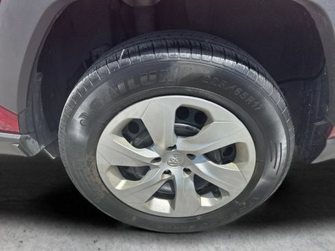 Used 2021 Toyota RAV4 LE AWD/4WD image 40