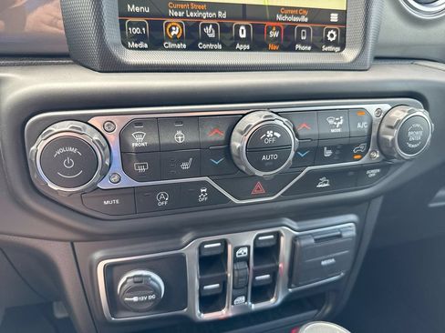 Used 2022 Jeep Wrangler Unlimited Sahara w/ Cold Weather Group AWD/4WD image 17