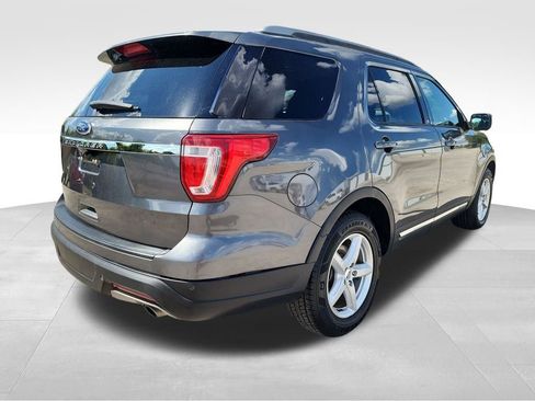 Used 2018 Ford Explorer XLT image 7