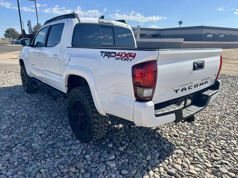 Used 2018 Toyota Tacoma TRD Sport AWD/4WD image 3