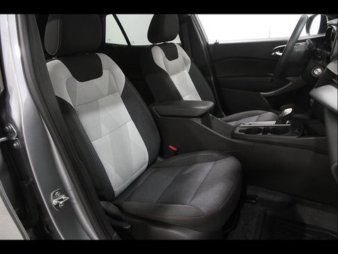 Used 2024 Chevrolet Trax RS w/ Sunroof Package FWD image 16