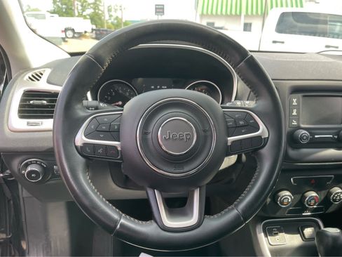 Used 2018 Jeep Compass Latitude FWD image 15