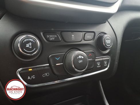 Used 2018 Jeep Cherokee Latitude Plus FWD image 11