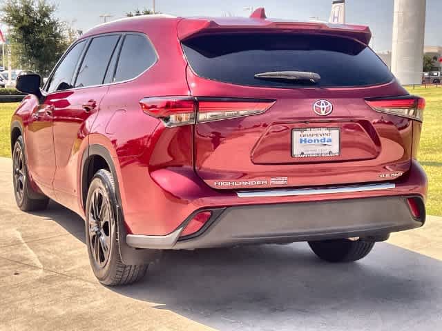 Used 2022 Toyota Highlander XLE AWD/4WD image 1