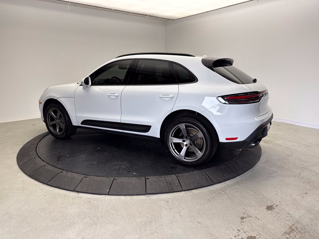 Certified 2024 Porsche Macan AWD/4WD image 3