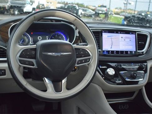 Used 2021 Chrysler Pacifica Limited image 22