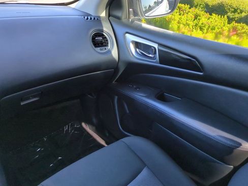 Used 2019 Nissan Pathfinder S image 17