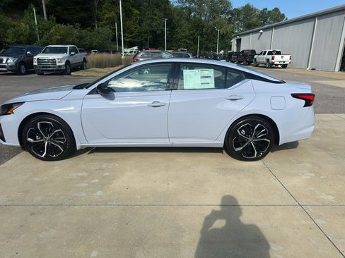 New 2025 Nissan Altima 2.5 SR image 7