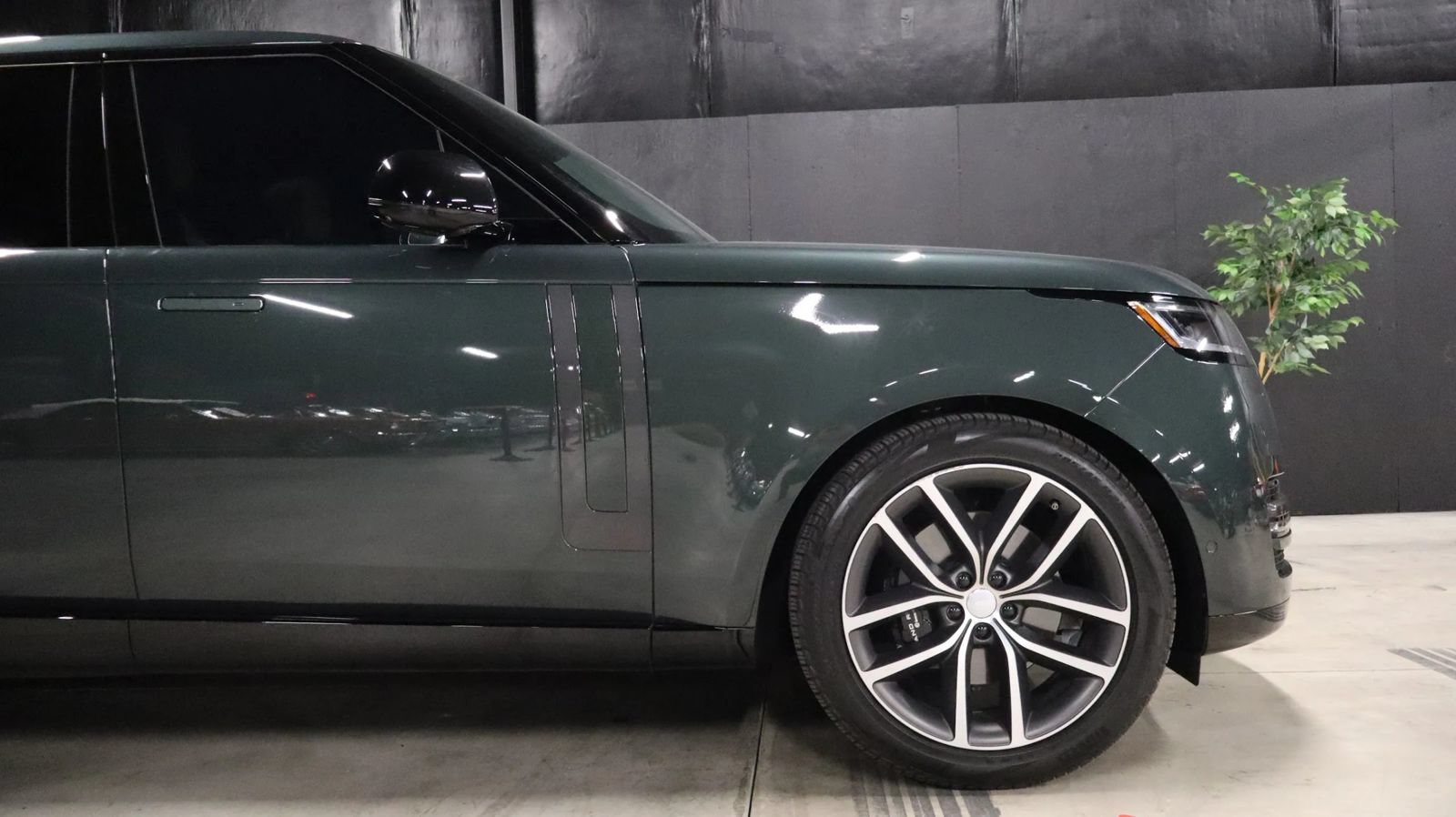 Used 2025 Land Rover Range Rover Long Wheelbase SE AWD/4WD image 14