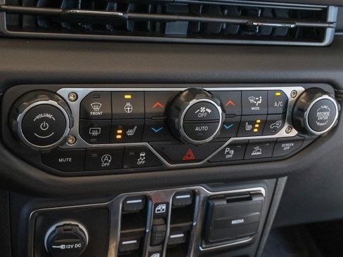 Used 2025 Jeep Wrangler Sahara image 19