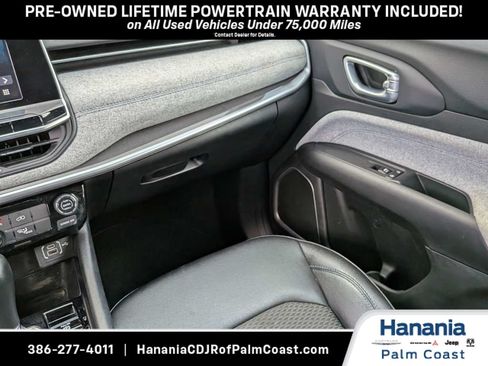 Used 2025 Jeep Compass Latitude AWD/4WD image 16