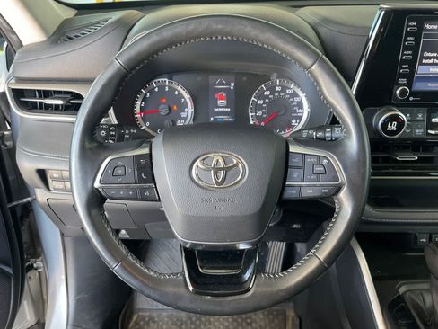 Used 2021 Toyota Highlander LE FWD image 12