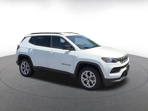 Used 2025 Jeep Compass Latitude AWD/4WD image 2