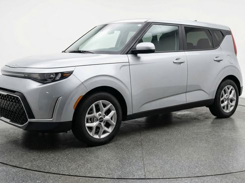 Used 2025 Kia Soul LX w/ LX Technology Package image 3