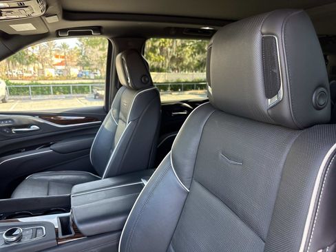 Used 2023 Cadillac Escalade Premium Luxury image 21