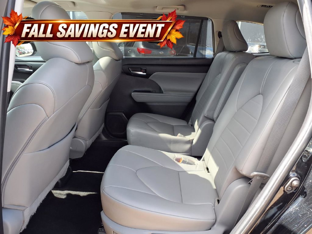 Used 2023 Toyota Highlander XLE AWD/4WD image 12