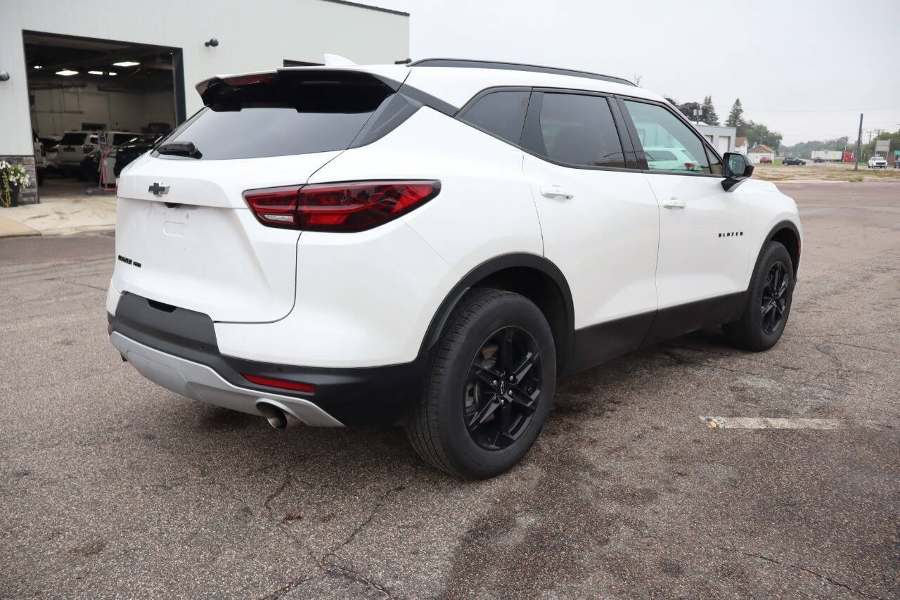 Used 2025 Chevrolet Blazer LT w/ Convenience Package AWD/4WD image 3