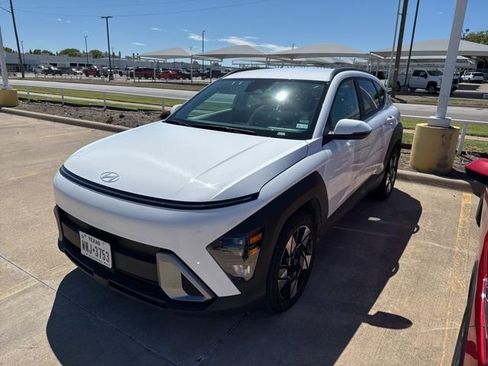 Used 2025 Hyundai Kona SEL image 3