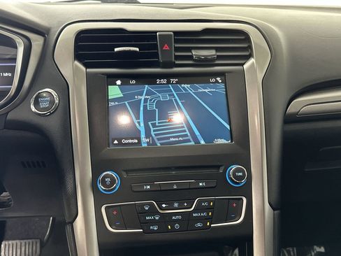 Used 2017 Ford Fusion SE w/ Fusion SE Technology Package image 21