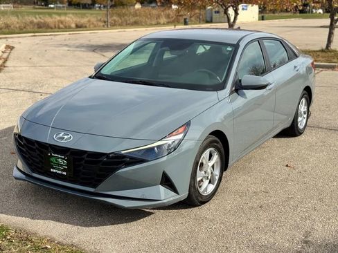 Used 2021 Hyundai Elantra SE image 3