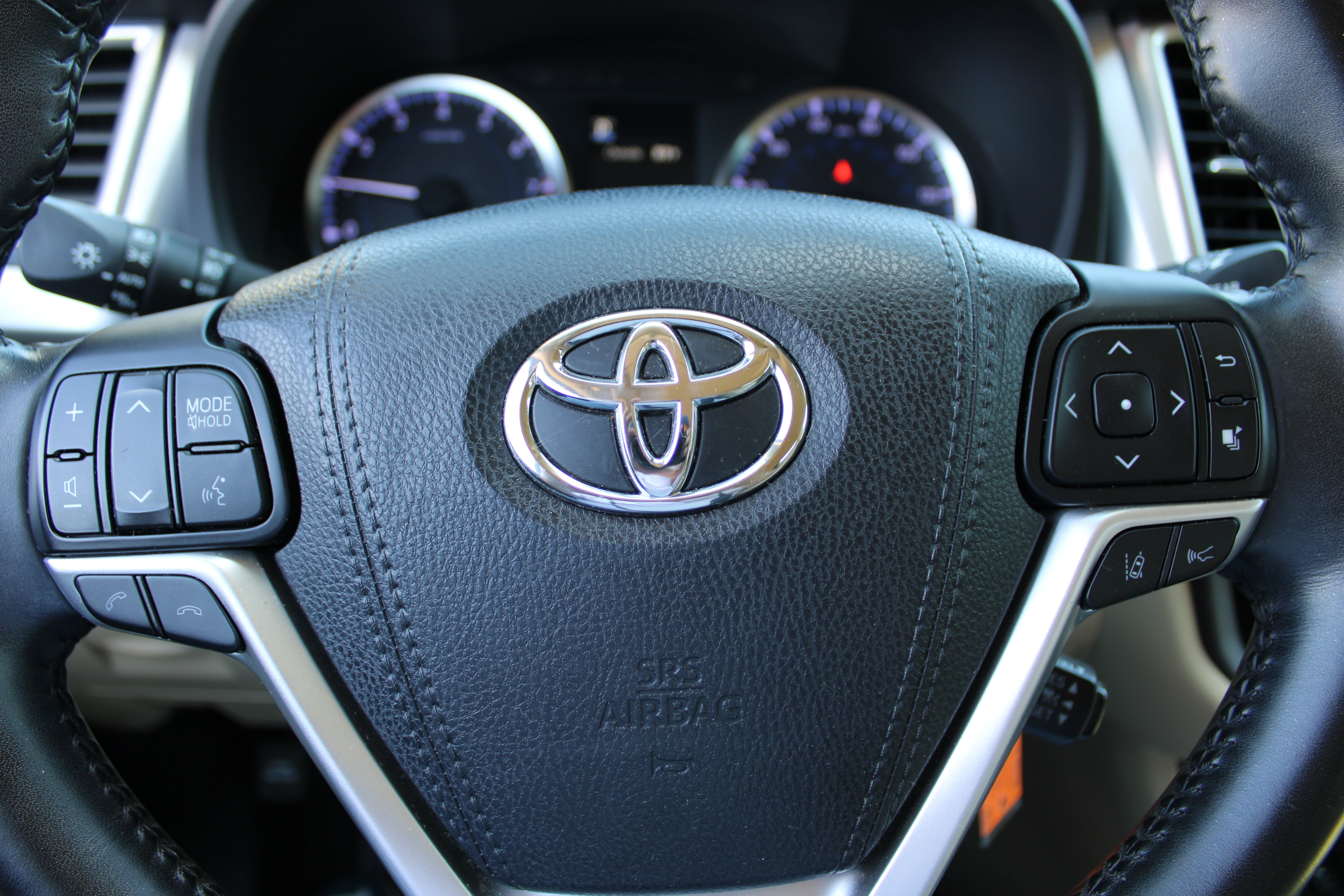 Used 2018 Toyota Highlander Plus FWD image 19