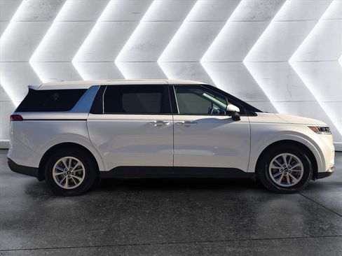 Used 2024 Kia Carnival LX image 6