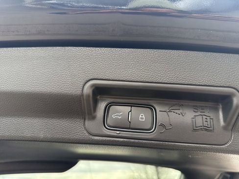 Used 2021 Ford Explorer XLT image 28