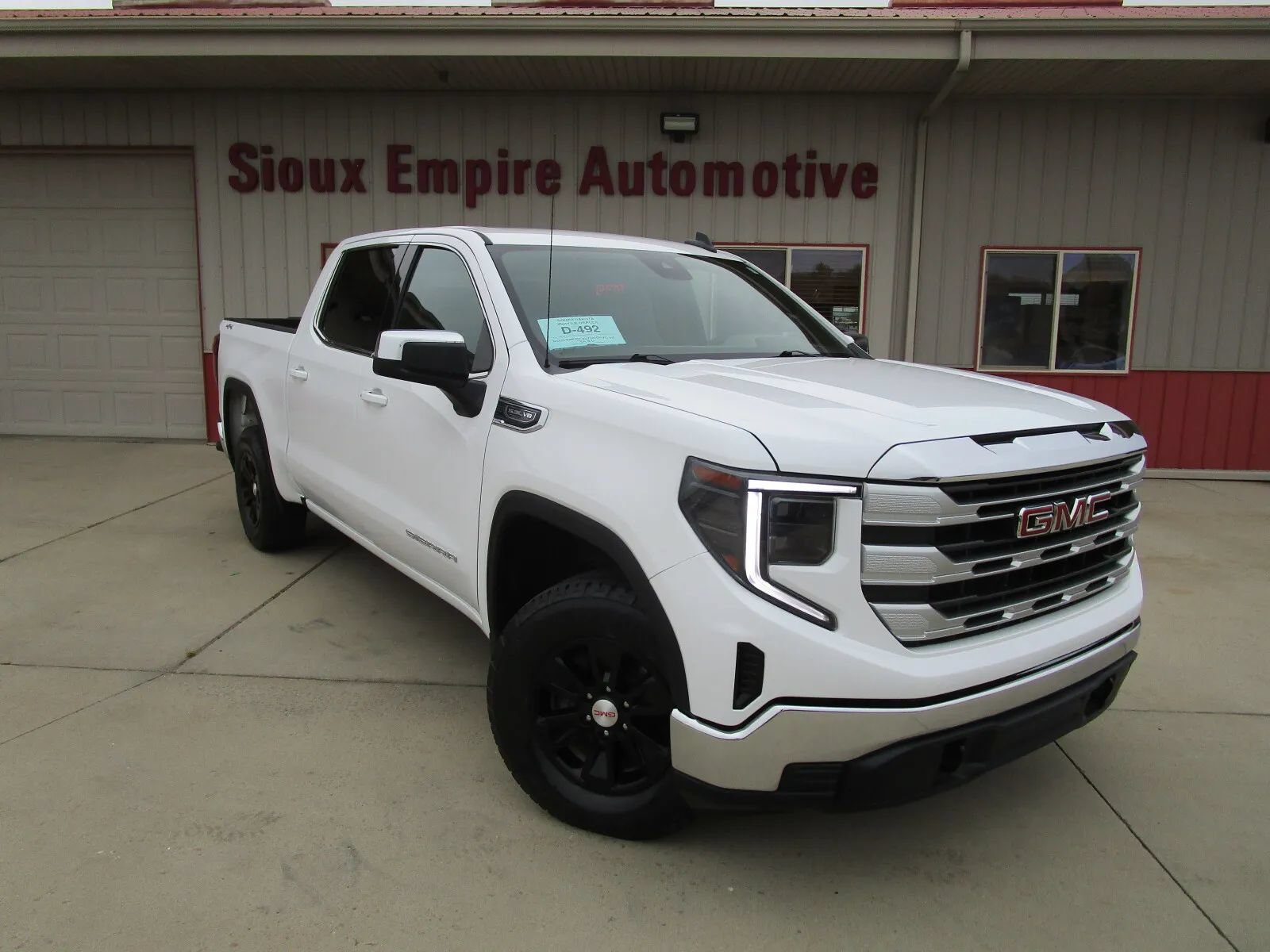 Used 2024 GMC Sierra 1500 SLE AWD/4WD image 1