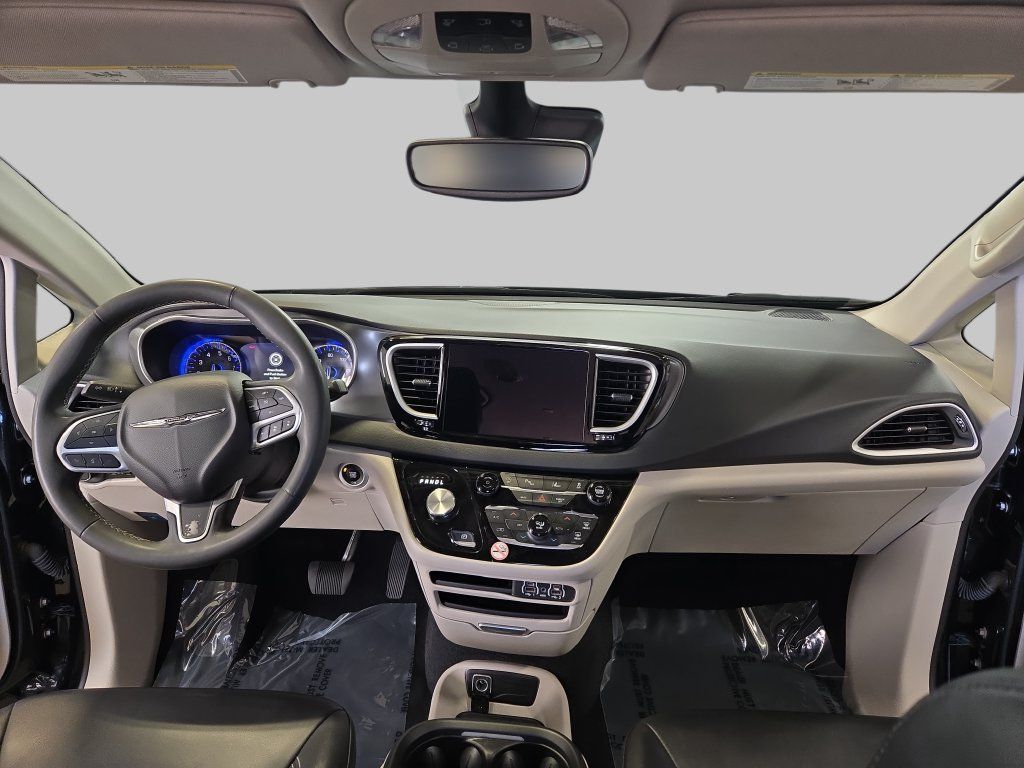 Used 2024 Chrysler Pacifica Touring-L FWD image 10