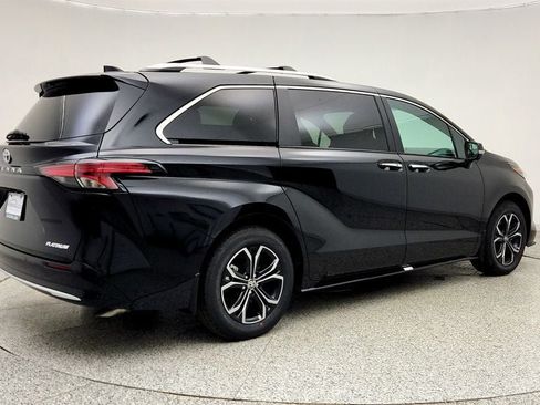 Used 2026 Toyota Sienna Platinum AWD/4WD image 5