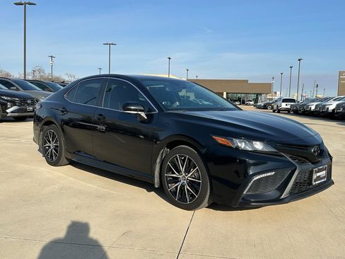 Used 2023 Toyota Camry SE w/ Convenience Package image 3