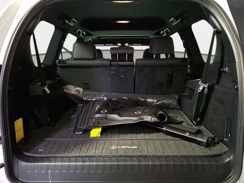 Used 2022 Lexus GX 460 Premium w/ Premium Package image 32