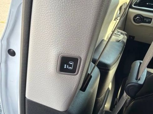 Used 2024 Chrysler Pacifica Touring-L FWD image 17