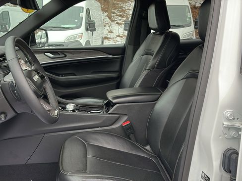 Certified 2023 Jeep Grand Cherokee Overland image 12