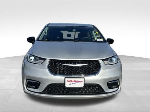 Used 2024 Chrysler Pacifica Touring-L image 11