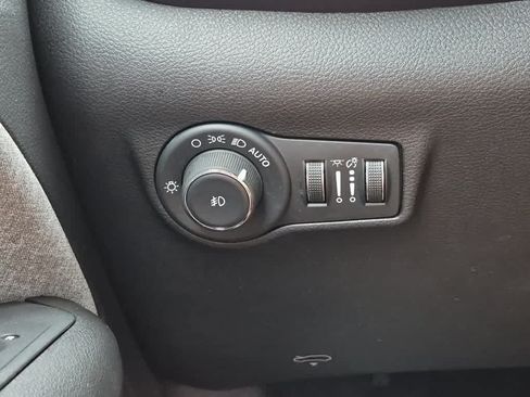 Used 2024 Jeep Compass Latitude AWD/4WD image 17